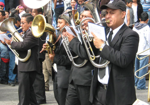 Músicos interpretando una marcha fúnebre