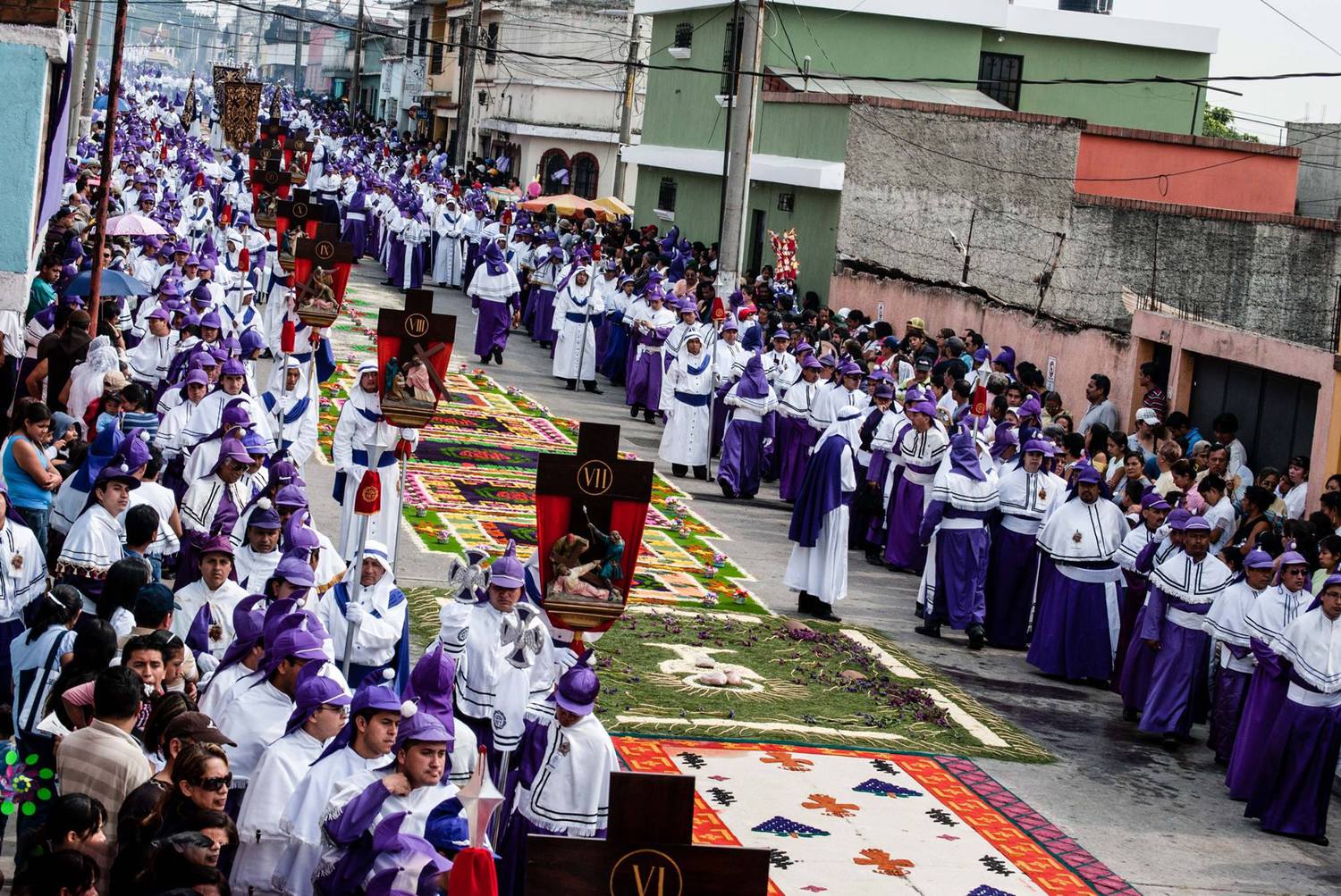 10 Procesion de Jueves Santo, filas interminables de Cucuruchos. Foto Aldo Comparini