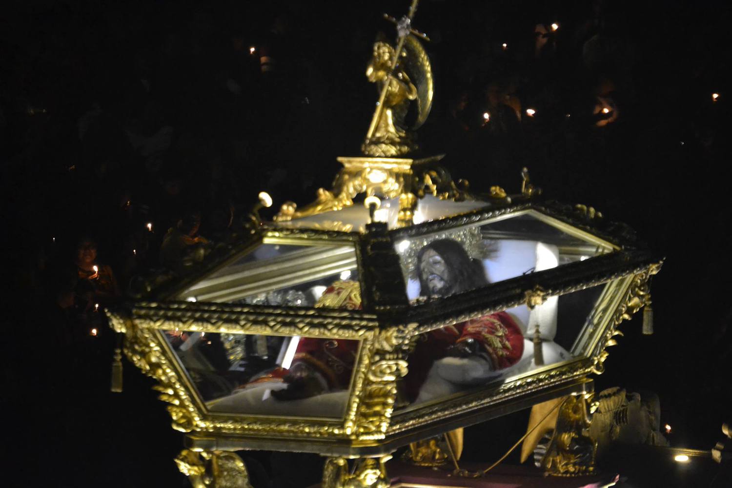 Procesión de Viernes Santo de la Consagrada Imagen del Señor Sepultado del Santuario del Apóstol San Felipe. Foto: Victor Samayoa 