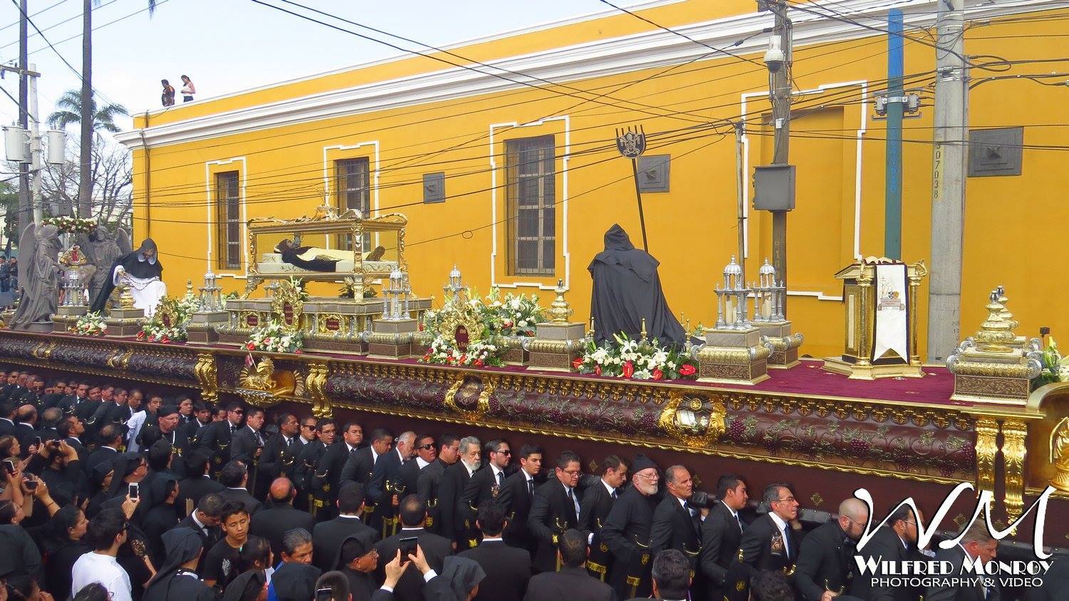 Turno en Santo Domingo en la procesión del Señor Sepultado