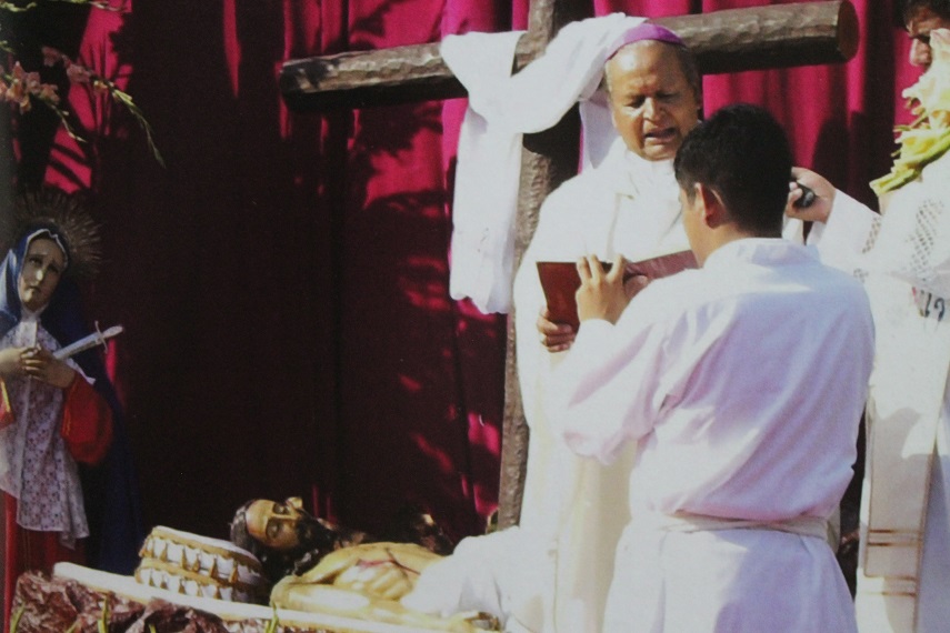 Monseñor José Adolfo Mojica consagra la Imagen del Señor (Fotografía: La Cuaresma Devoción y Tradición)