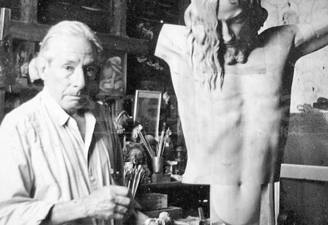 Don Huberto Solís Soberanis talla la réplica del Cristo de Velásquez Foto. Hemeroteca Prensa Libre