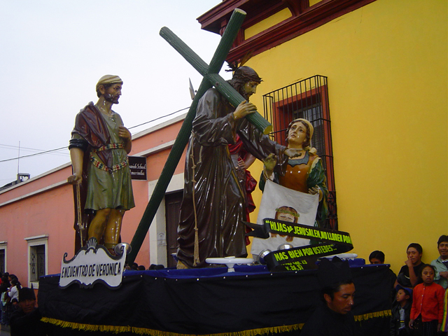 Los pasos del Señor Sepultado de Catedral de Xela y de Santo Domingo de Guatemala