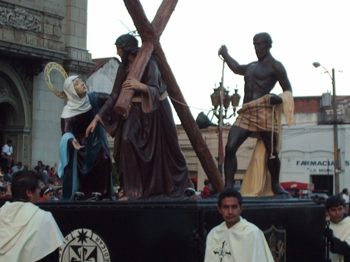 Los pasos del Señor Sepultado de Catedral de Xela y de Santo Domingo de Guatemala