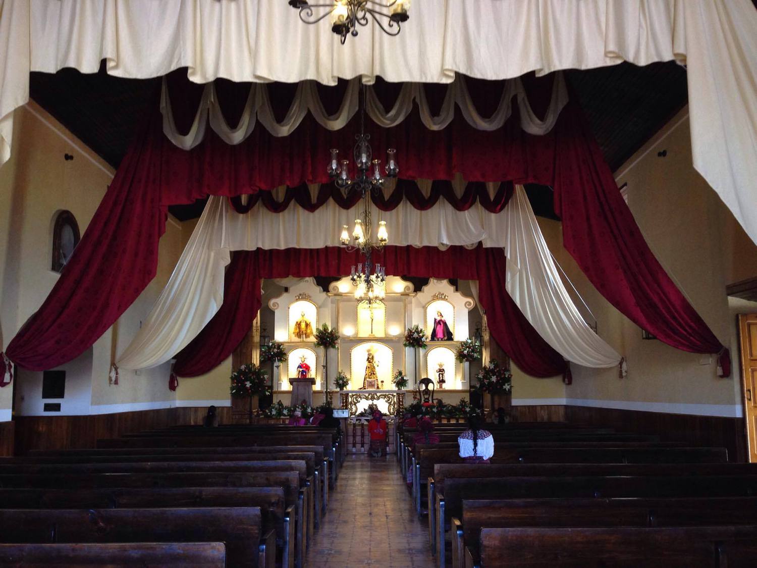 Nuevo retablo en la iglesia San Luis en Salcajá, Quetzaltenango