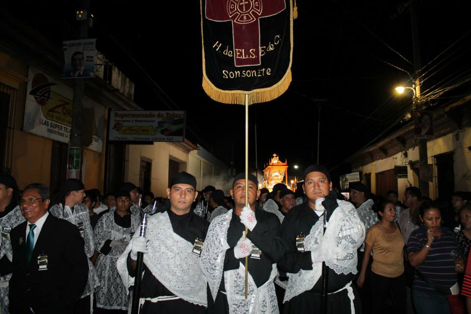 Devotos pertenecientes a la Hermandad del Santo Entierro de Sonsonate (Fotografía: Guillermo Granados)