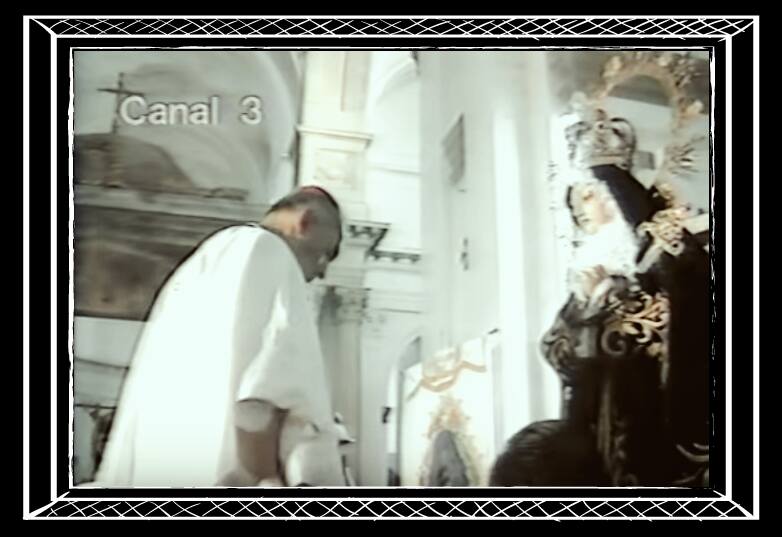 Monseñor Penados Del Barrio frente a la Reina de la Paz en el rito de su consagración.