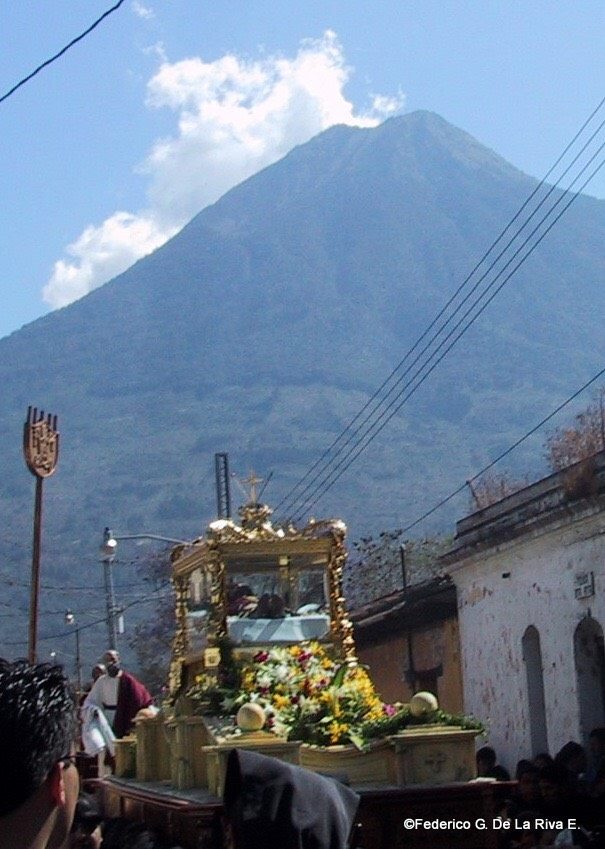 La procesión de Santo Entierro y otras fechas en que ha salido el Cristo del Amor de Santo Domingo