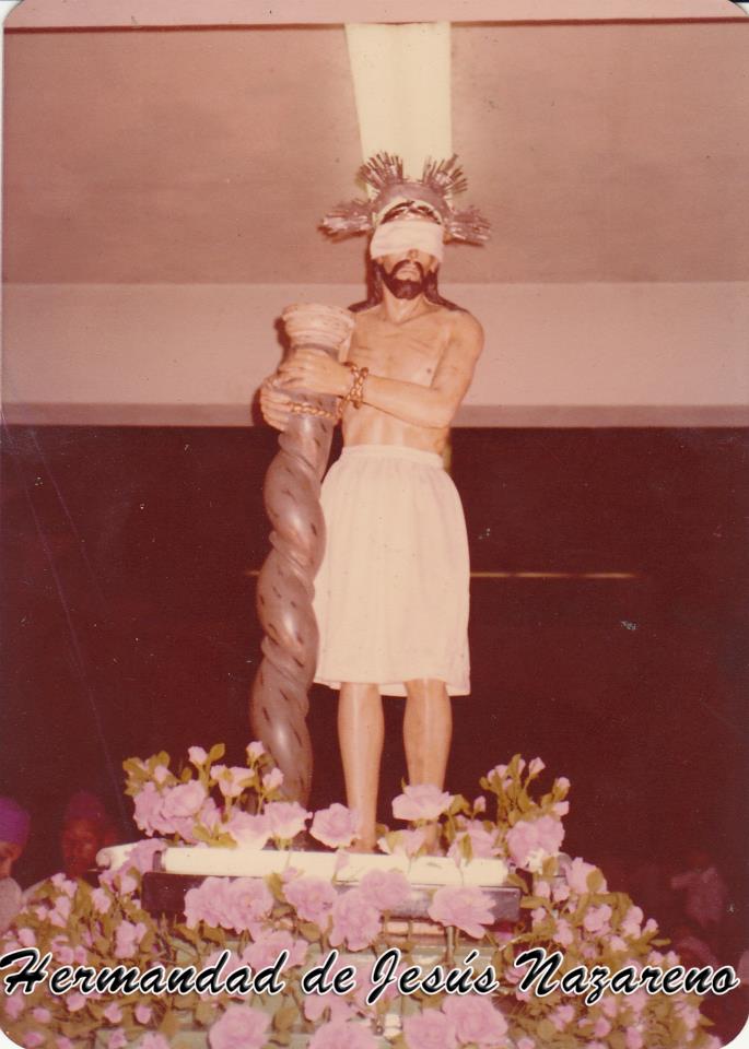FOTOGRAFIA: Procesion del Silencio saliendo de Parroquia El Angel en el siglo XX.