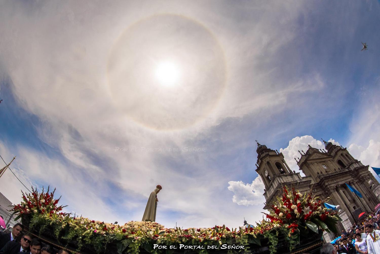 Las cosas que sucedieron en la procesión del centenario de la Virgen de Fátima