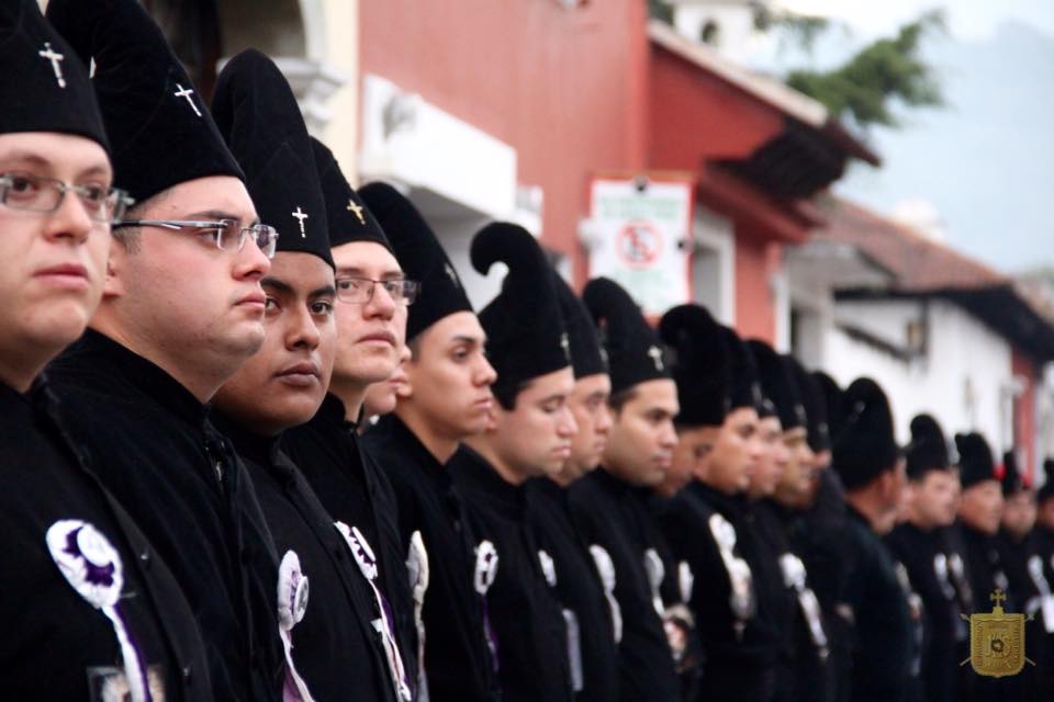El peculiar bonete del uniforme de Cucurucho de la Hermandad de San Nicolás