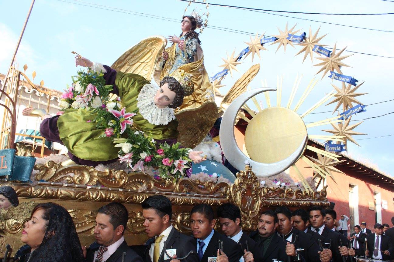 Rezado de la Inmaculada Concepcion de Catedral Antigua Guatemala en hombros de salvadoreños