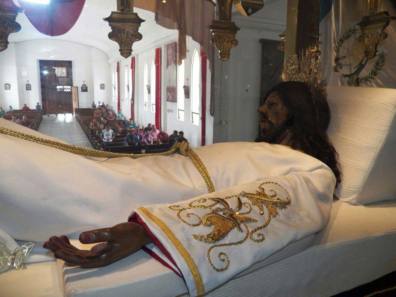 "Milagrosa" imagen del Señor Sepultado de San Felipe en su urna