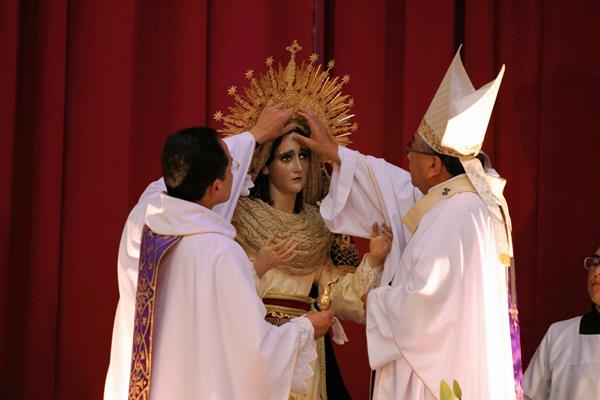 Momento en que fue ungida la imagen de la Virgen de Dolores de la Merced para ser "consagrada"