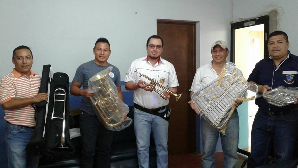 La Hermandad de Juayúa, recibió donativo de instrumentos.