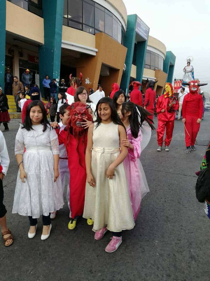 Niñas y niños realizando la tradición de los Diablos en San Marcos