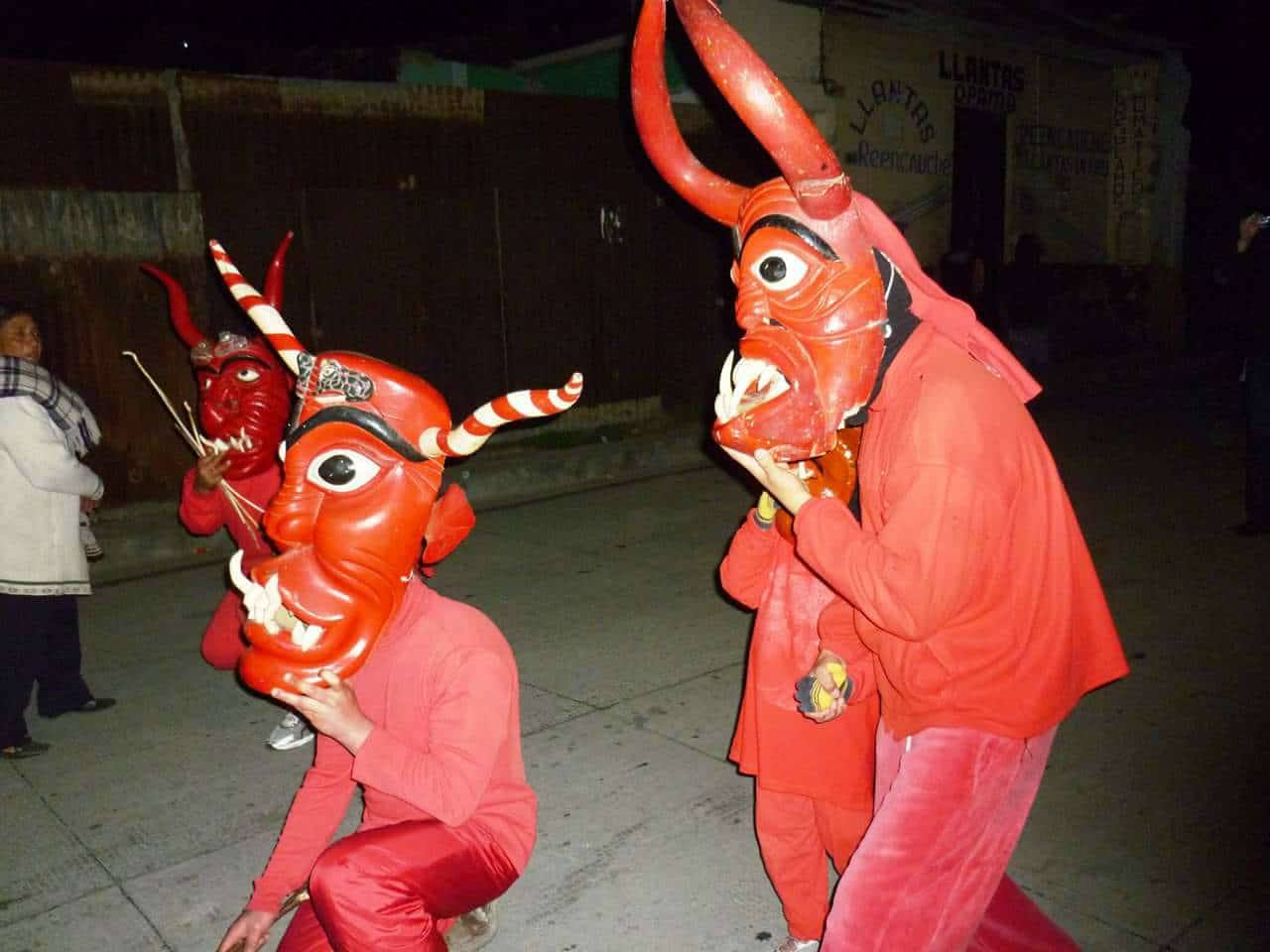 Niñas y niños realizando la tradición de los Diablos en San Marcos