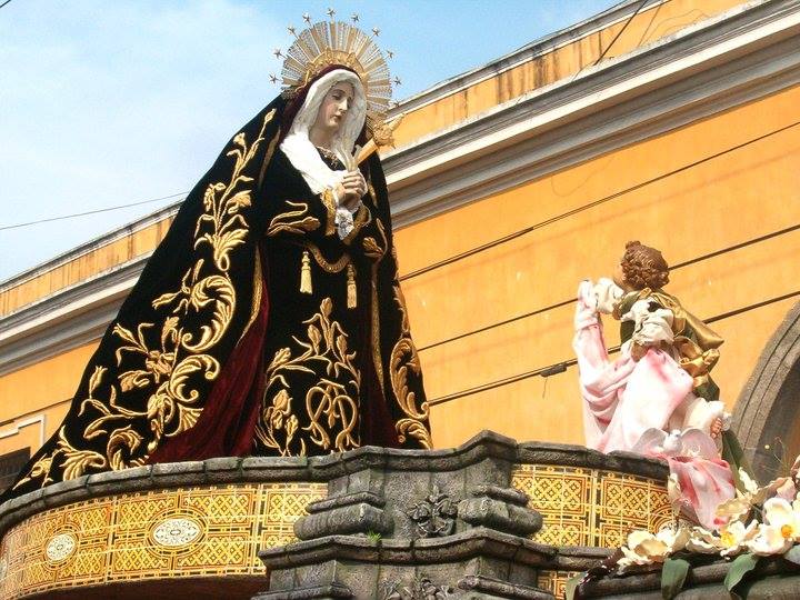 Nuestra Señora de la Soledad y la apesarada comitiva del Santo Entierro