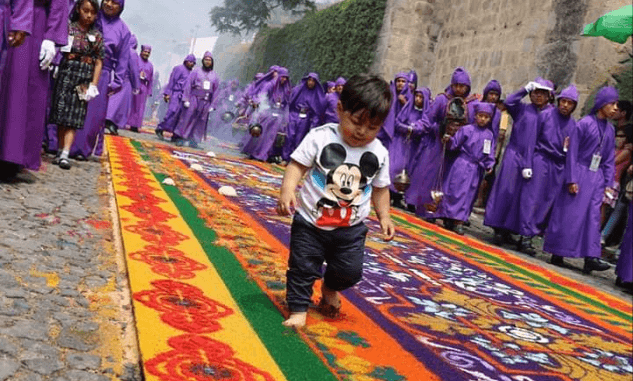 el niño que camino en la alfombra con jesus de la humildad