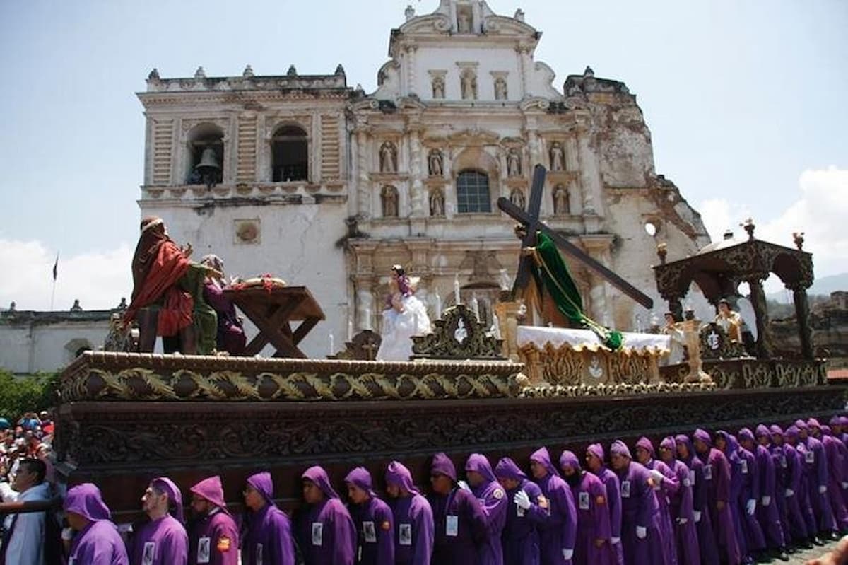 Recorrido de Jesús del Perdón 2022 en Antigua Guatemala Jueves Santo