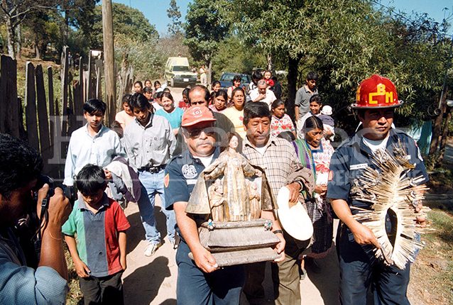 Bombero Municipal llevando a la Virgen luego de su hallazgo en 2003 en Tecpán (Foto: Hemeroteca Prensa Libre)