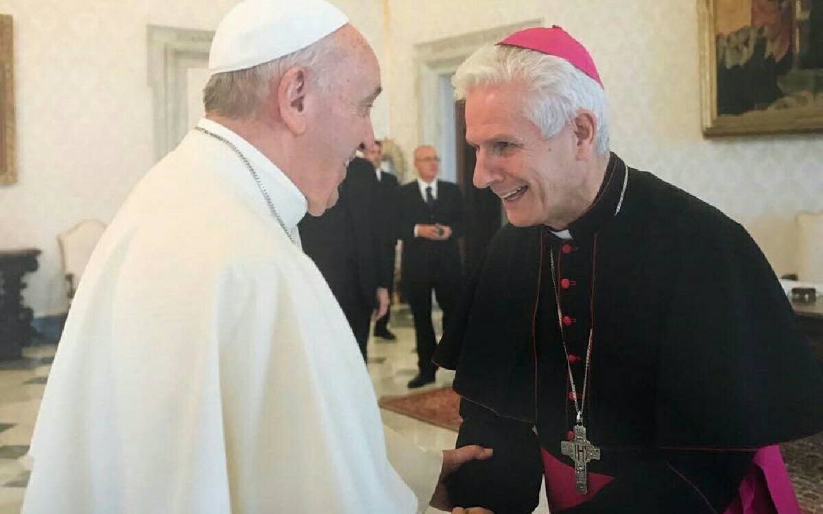 S.S. Papa Francisco junto al recién nombrado Arzobispo de Santiago, S.E.R. Gonzalo de Villa y Vásquez S.J. (Foto: Vatican News)