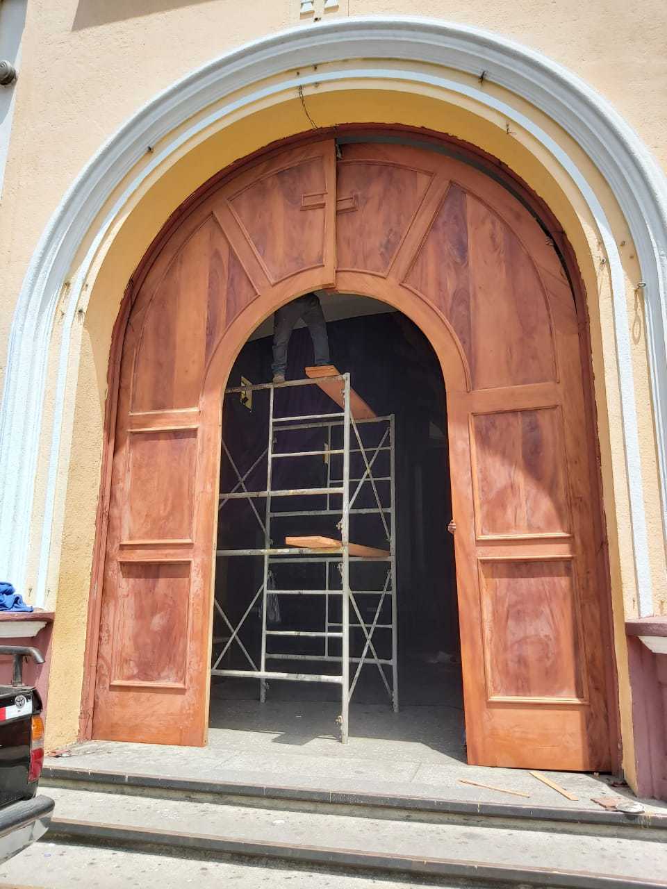 Cambio de puerta principal de la Parroquia Vieja zona 6 (1)