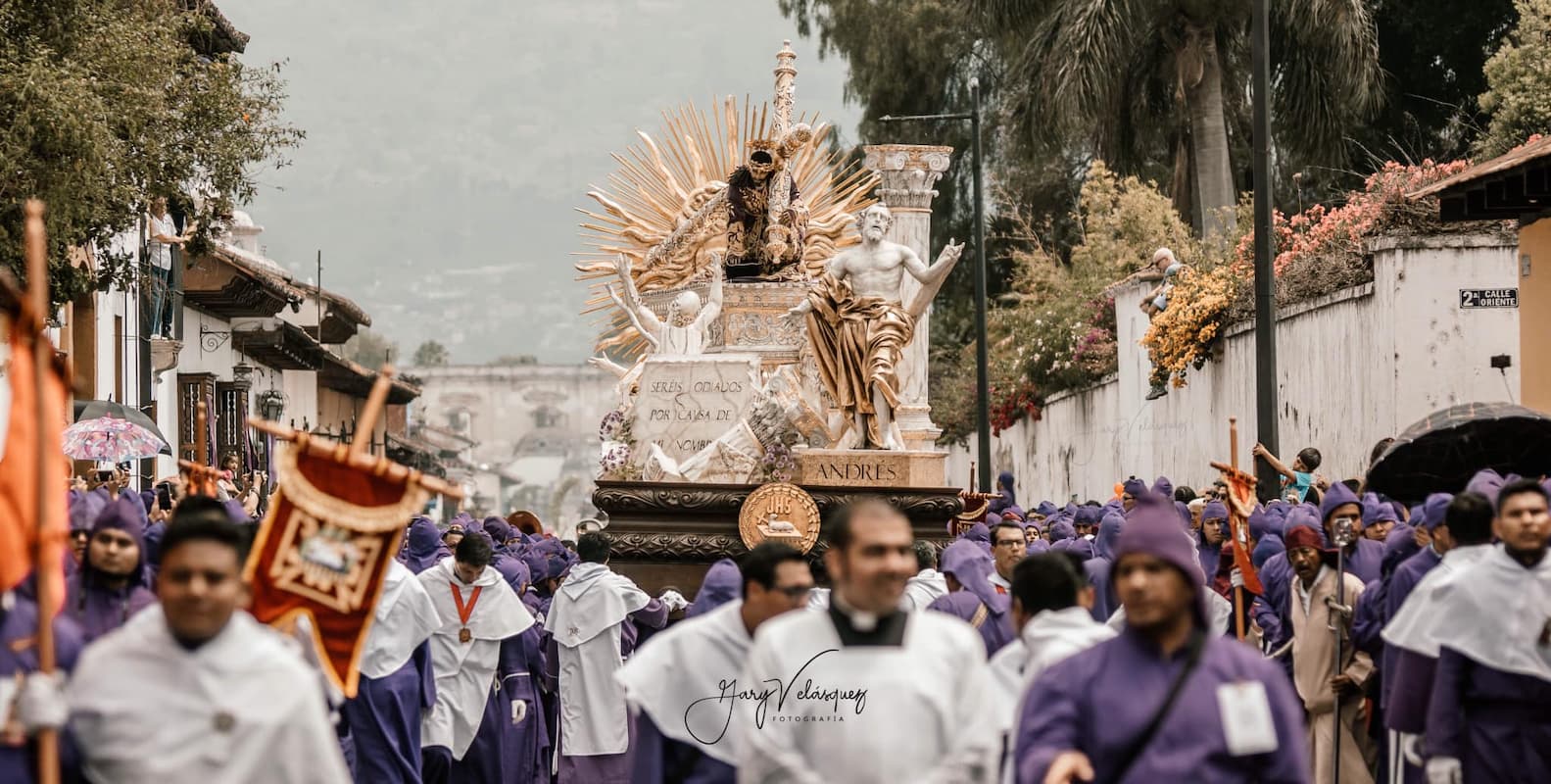 Bus para la procesión de Jesús de la Caída en Antigua Guatemala