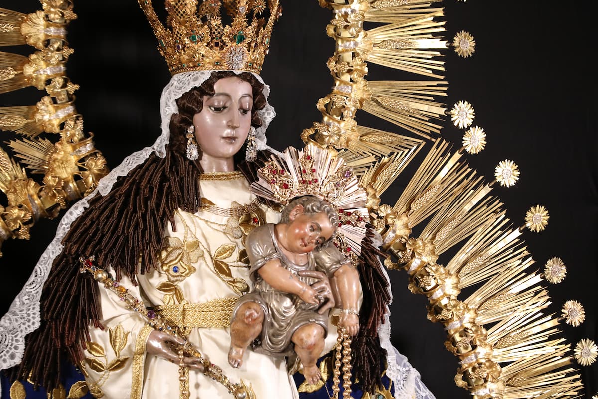 Visita a la Virgen del Rosario en la Parroquia de Santo Domingo