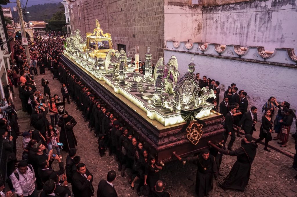 Antigüeñas crecen en recorrido y horarios es la del recorrido de la Escuela de Cristo con el Señor Sepultado el viernes santo