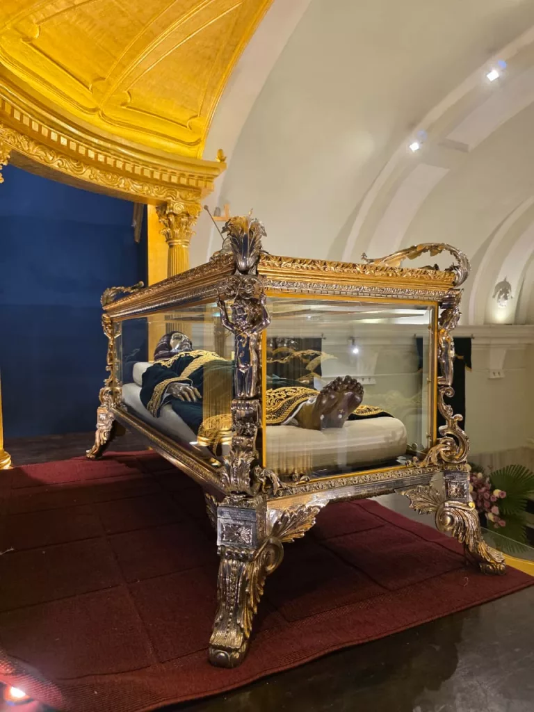 El Cristo del Amor vuelve a su urna procesional: devoción y conservación en Santo Domingo