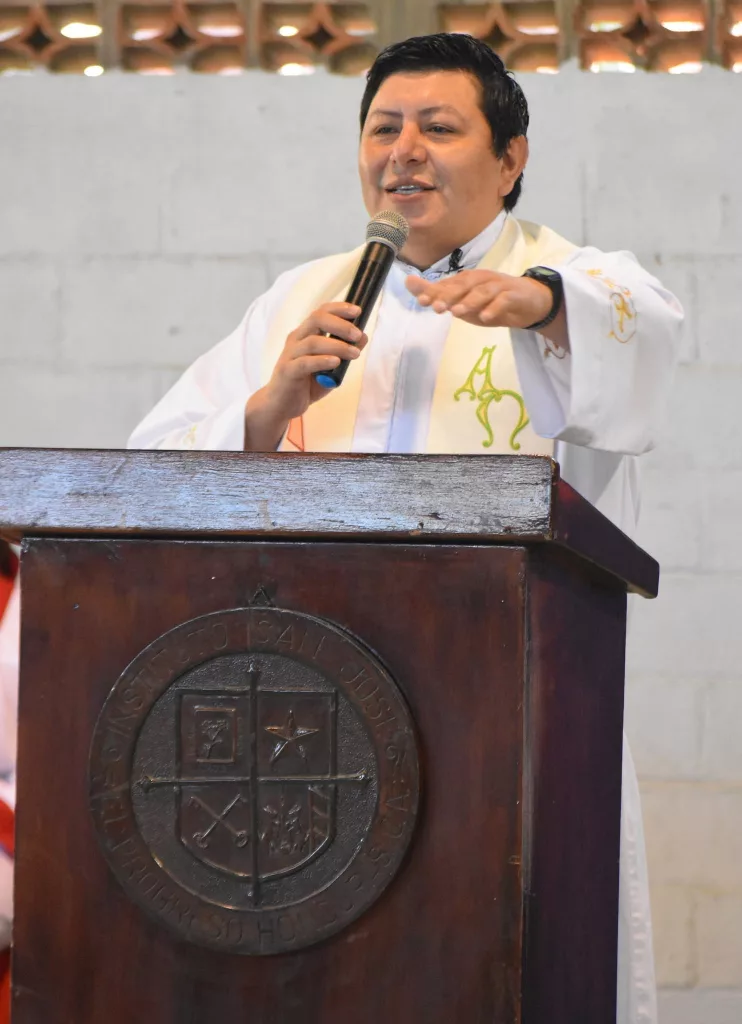 Mario Miguel Gutiérrez, S.J. en homilía de misa de inicio de clases en Escuela Bilingüe e Instituto San José  